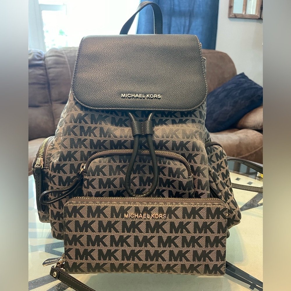 Perfect mk combo! In a hunter green! Very unique color in perfect condition!